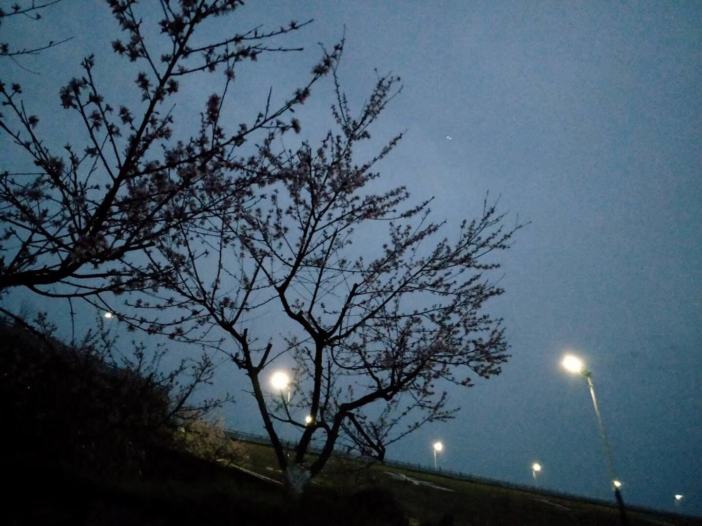 千萬不要再覺得太陽能路燈在下雨天不能正常工作了